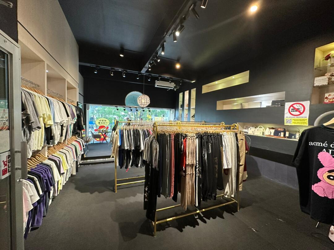 Clothing Store for Sale - Boulevard Commercial Centre